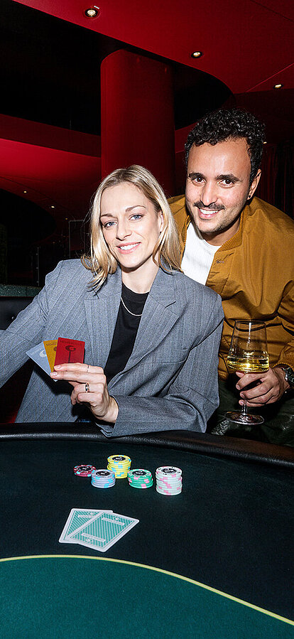 Pärchen mit Member Club Cards am Spieltisch